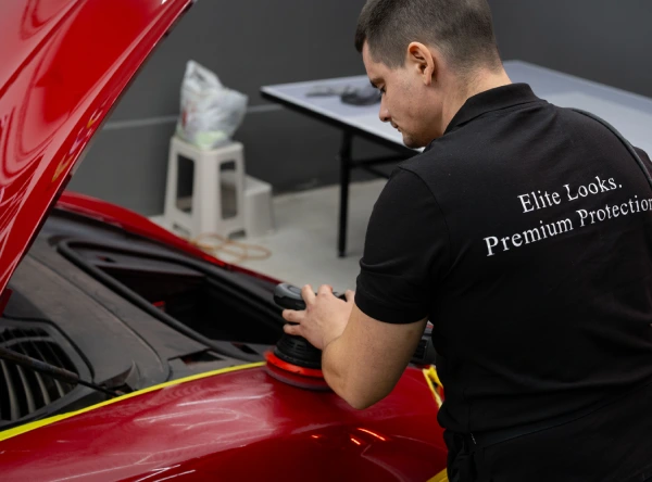 Детайлинг процес върху автомобил