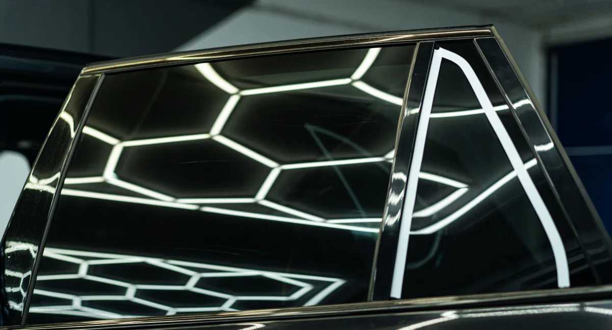 Комби автомобил със затъмнени стъкла